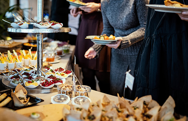 Gäste bedienen sich am Frühstücksbüffet